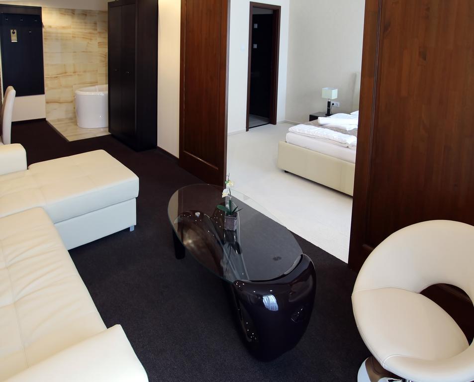 Hotel Brill Orosháza Δωμάτιο φωτογραφία