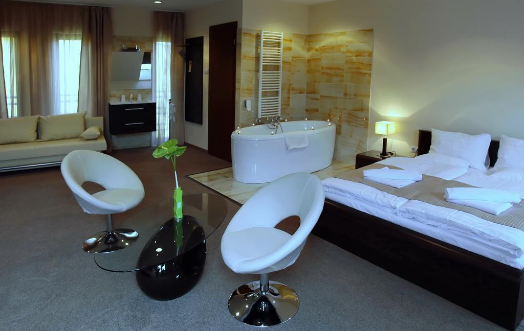 Hotel Brill Orosháza Δωμάτιο φωτογραφία